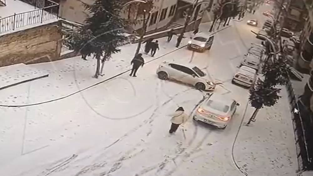 G&uuml;m&uuml;şhane&rsquo;de buzlu yolda yokuş aşağı kayan ara&ccedil;lar kamerada
