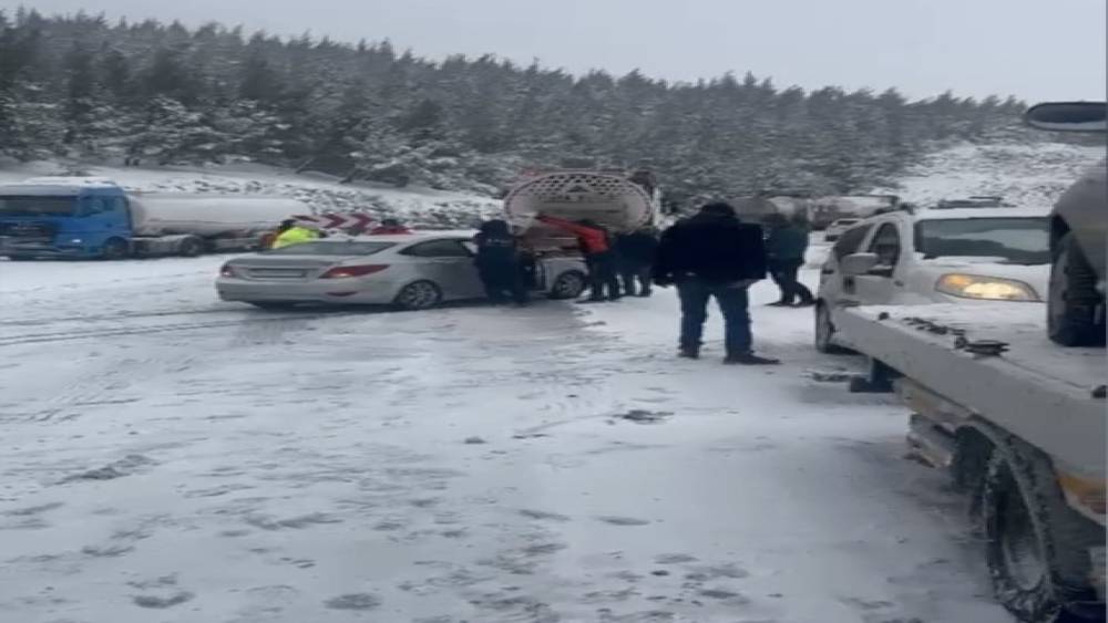 Osmaniye&rsquo;de yoğun kar yağışı zincirleme kazaya neden oldu
