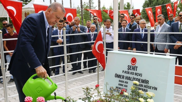 Cumhurbaşkanı Erdoğan, &Ouml;mer Halisdemir Anıtı&rsquo;nda dua etti