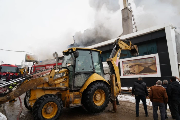 Mobilya fabrikasında yangın: 1 &ouml;l&uuml;, 1&rsquo;i ağır 7 yaralı