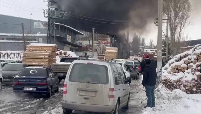 Sanayi sitesinde b&uuml;y&uuml;k yangın: 5 kişi hastaneye kaldırıldı