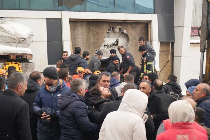 Yangında i&ccedil;erde kalan 2 kişi ekiplerin yardımıyla kurtarıldı