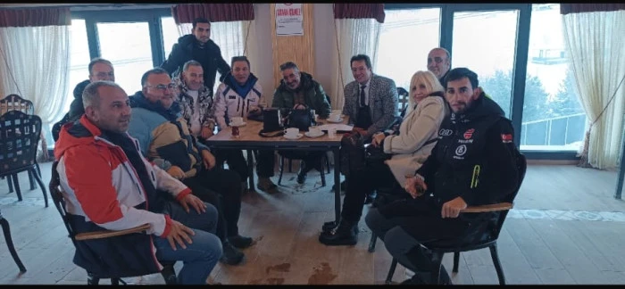 “Gazeteciler Palandöken’in zirvesinde 10 Ocak’ı halay, kızak ve dostlukla kutladı.”