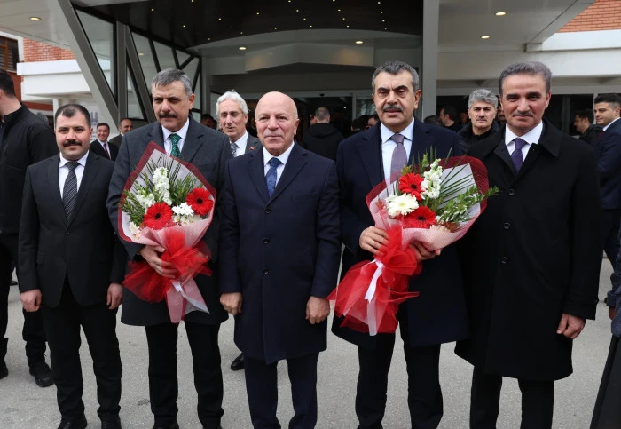 4 bini aşkın kişinin katıldığı iftar yemeği, Erzurum tarihinde unutulmayacak bir kalabalığa sahne oldu. 