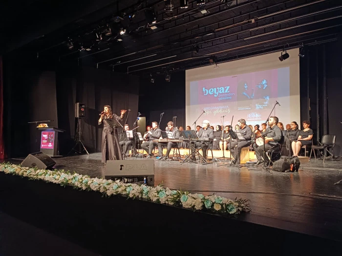 &Ccedil;iğdem G&uuml;rdal Erzurum'da sesiyle g&ouml;n&uuml;llere dokundu.