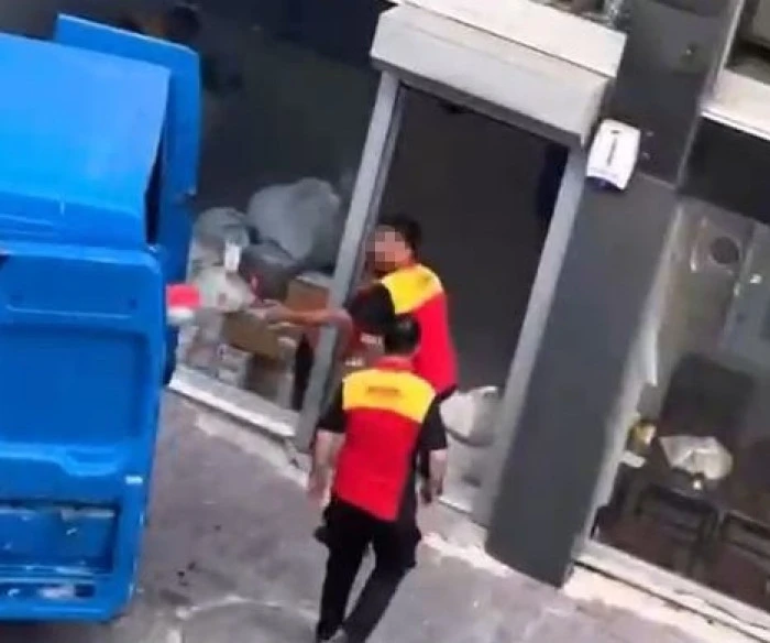 DHL çalışanları kargoları arabaya fırlatarak yüklüyor..
