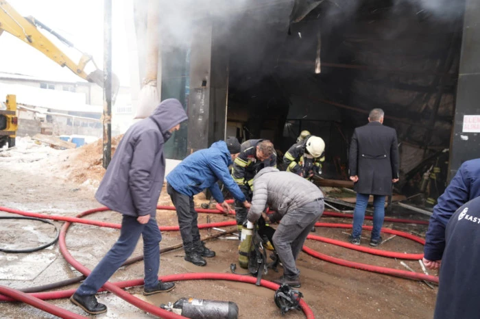 Mobilya fabrikasında yangın böyle görüntülendi: 1 ölü, 1’i ağır 7 yaralı
