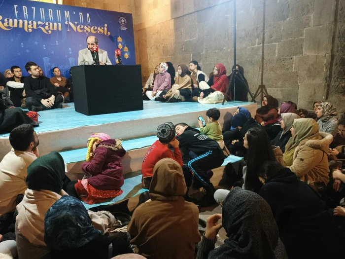  &Ouml;mer Demirbağ&rsquo;dan Yakutiye Medresesi&rsquo;nde Tarihi Sohbet Sohbet