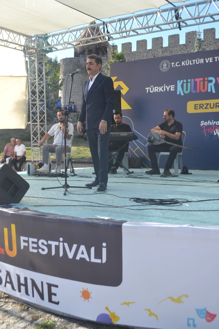 Ünlü sanatçılar ve halk ozanları Kale Önü’nde ezgilerle birlik mesajı verdi