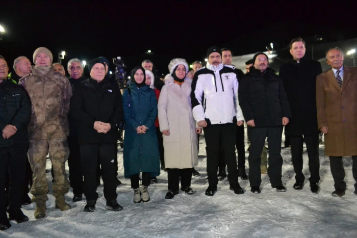 Erzurum Paland&ouml;ken Kayak Merkezi, 2025&ndash;2026 kış sezonunu g&ouml;rkemli bir t&ouml;renle a&ccedil;tı. Ejder 3200 zirvesinden meşalelerle inen kayak&ccedil;ılar, dev T&uuml;rk bayrağıyla piste coşku kattı.