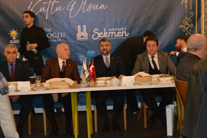 Büyükşehir Belediye Başkanı Mehmet Sekmen ile AK Parti İl Başkanı Av. İbrahim Küçükoğlu’nun ev sahipliğinde düzenlenen 10 Ocak Çalışan Gazeteciler Günü programı, Erzurum basını için göz dolduran bir buluşmaya sahne oldu.
