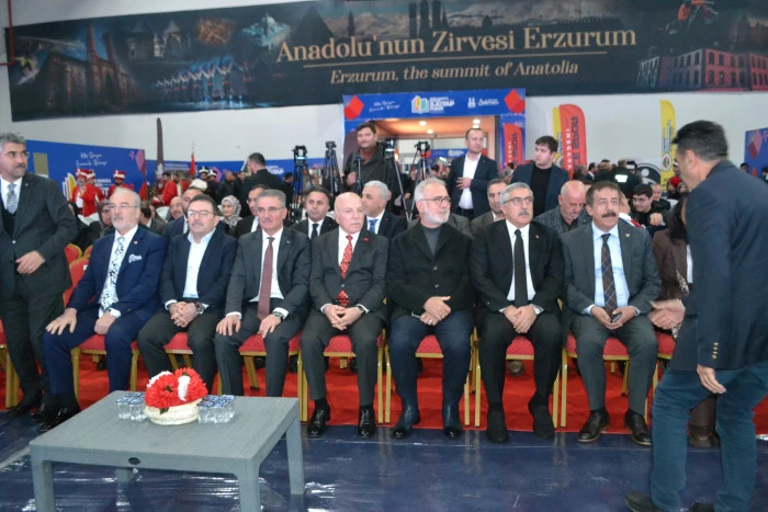 Erzurum B&uuml;y&uuml;kşehir Belediye Başkanı Mehmet Sekmen'in &ouml;nc&uuml;l&uuml;ğ&uuml;nde geleneksel hale gelen Erzurum Kitap Fuarı, bu yıl da y&uuml;zlerce yayınevi, yazar ve on binlerce kitabı aynı &ccedil;atı altında buluşturdu.