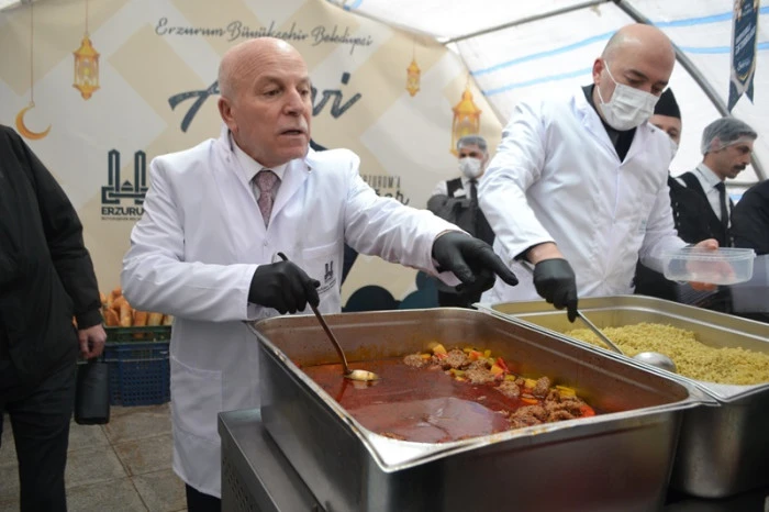Erzurum B&uuml;y&uuml;kşehir Belediye Başkanı Mehmet Sekmen,Aşevi Ramazan &Ccedil;adırı&rsquo;nda vatandaşlara iftarlıklarını takdim etti.