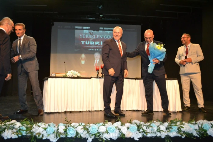 Fulya &Ouml;zt&uuml;rk Sekmen&rsquo;e Teşekk&uuml;r Etti CNN T&uuml;rk Gazetecileri Erzurum&rsquo;da Halkla Buluştu