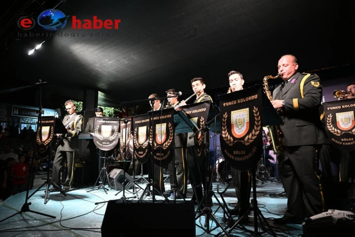 Sahneye çıkan askeri bando, profesyonel duruşu ve etkileyici performansıyla izleyicileri mest etti.