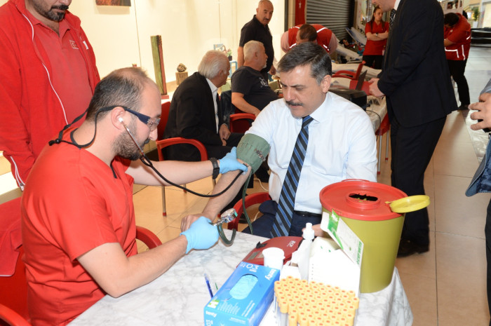 Erzurum Valisi Mustafa Çiftçi, 40. kez kan bağışında bulundu. . Altın madalya aldı. / EHA