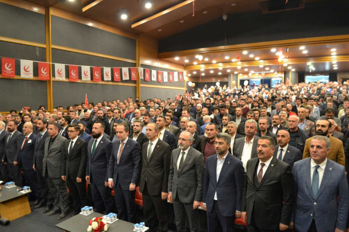  Yeniden Refah Partisi Genel Başkanı Fatih Erbakan Erzurum'a geldi. İbrahim Erkal Dadaş Kültür ve Sanat Merkezi'nde Partililerle buşuşan Erkabakan, büyük bir kalabalıkla karşılandı.