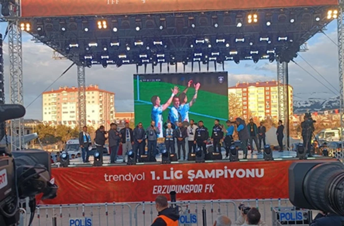 Trendyol 1. Lig&rsquo;de bitime iki hafta kala S&uuml;per Lig&rsquo;e &ccedil;ıkmayı garantileyen Erzurumspor FK, şampiyonluk kupasını Erzurum Miting ve Etkinlik Alanı&rsquo;nda binlerce taraftarın coşkusuyla havaya kaldırdı.